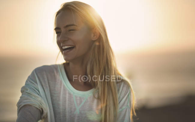 Mujer joven om puesta de sol - foto de stock