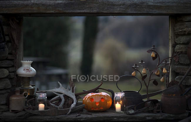 Davanzale in una cabina rustica con zucca — Foto stock