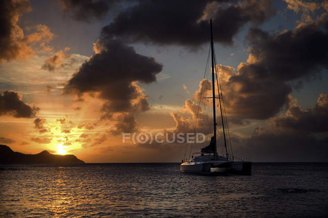 Barca a vela sull'oceano al tramonto
. — Foto stock