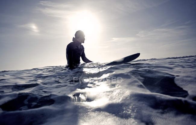 Surfista su tavola da surf in oceano . — Foto stock