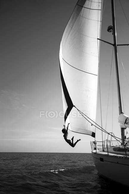 Donna che salta dallo yacht — Foto stock