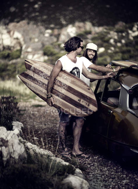 Чоловіки, які перевозять для серфінгу — стокове фото