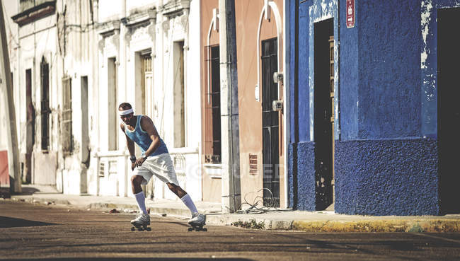 Mann beim Rollschuhlaufen auf Straße. — Stockfoto