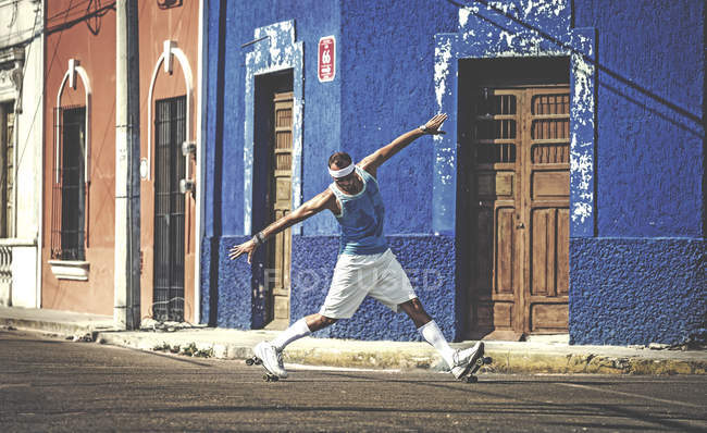 Man rollerskating in street. — Stock Photo