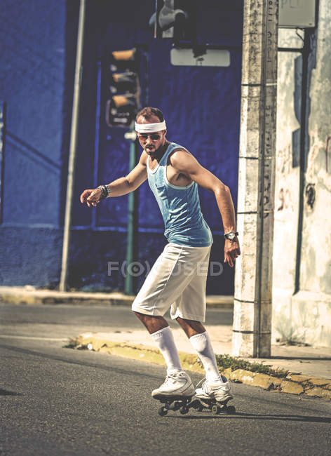 Homem rollerskating na rua . — Fotografia de Stock