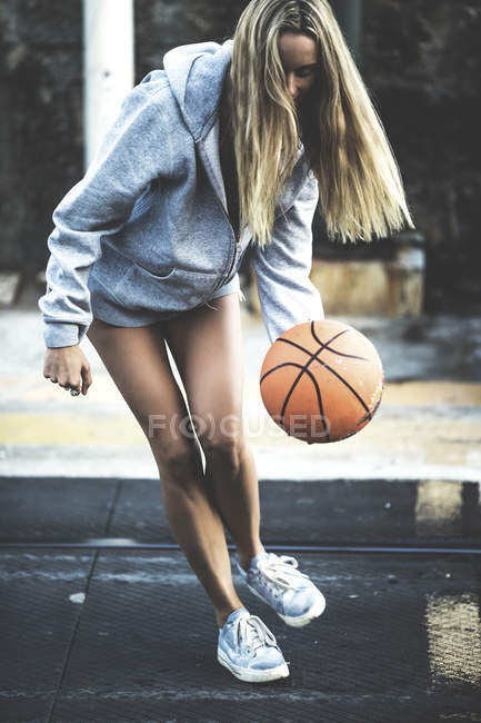 Mujer joven con baloncesto - foto de stock