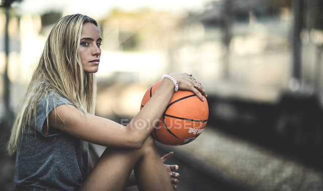 Молодая женщина с баскетболом — стоковое фото