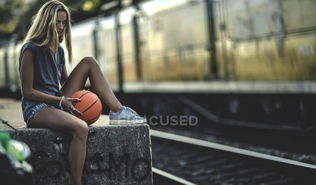Молода жінка з баскетболом — стокове фото