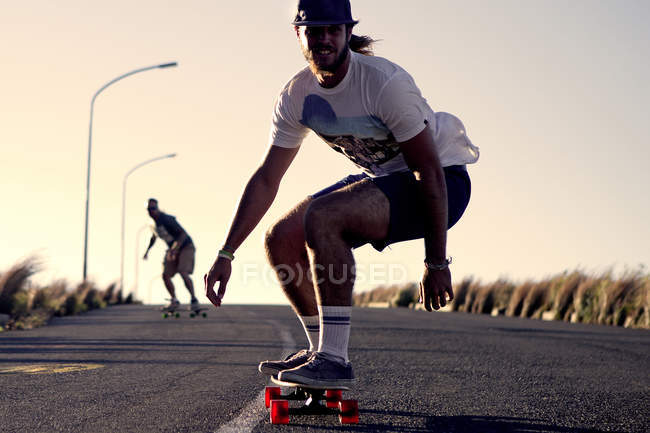 Junger Mann skateboardet — Stockfoto