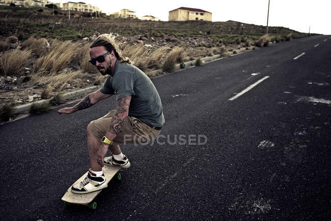 Jeune homme skateboard — Photo de stock