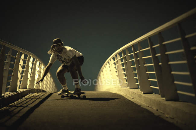 Giovane uomo skateboard — Foto stock