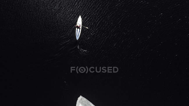 Paddleboarder accanto al ghiaccio floe — Foto stock