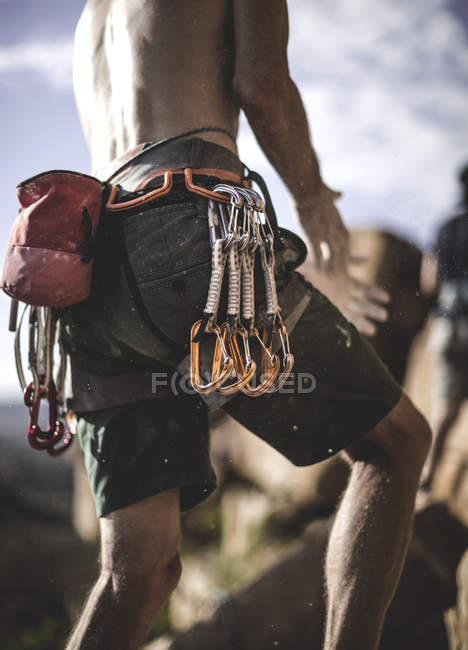 Alpinista che indossa corda, moschettoni — Foto stock