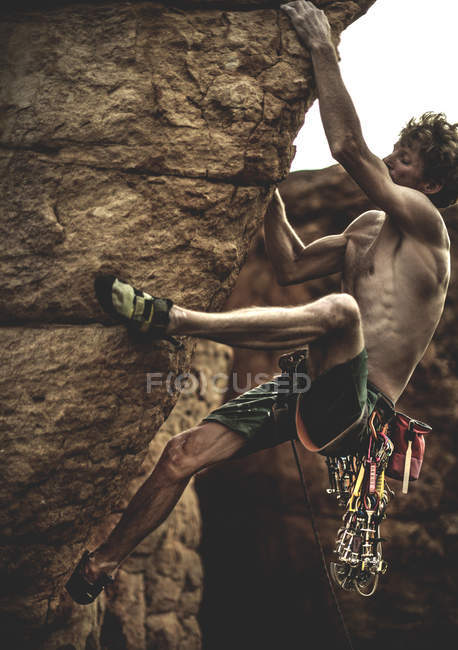Mountaineer climbing a rock formation. — Stock Photo