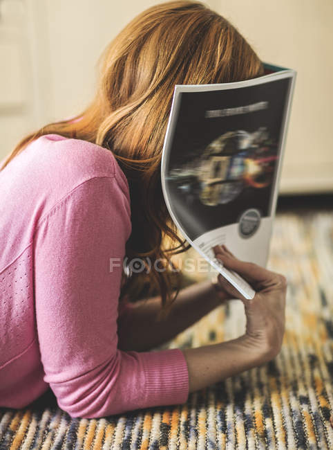 Mujer escondiendo su cara - foto de stock