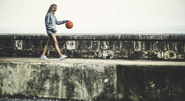 Giovane donna con pallacanestro — Foto stock