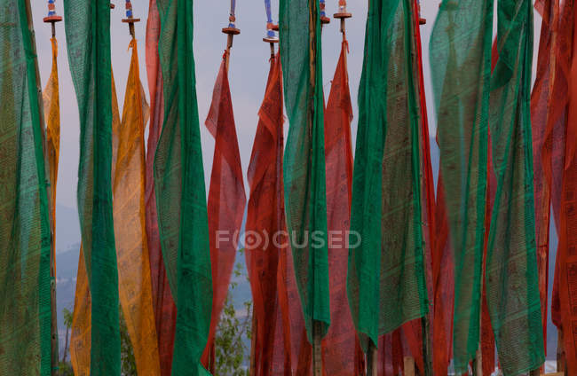 Красочные молитвенные флаги — стоковое фото