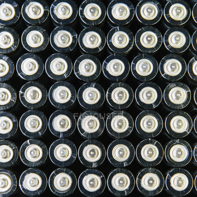 Ряди подвійних лужних батарей — стокове фото