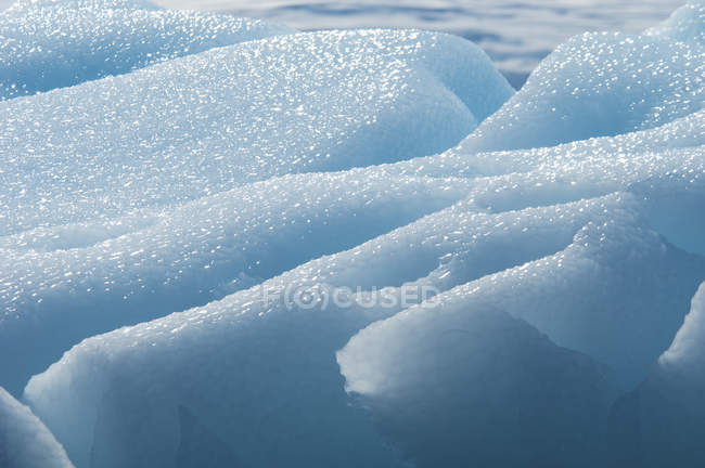 Вид на айсберг вдоль береговой линии — стоковое фото