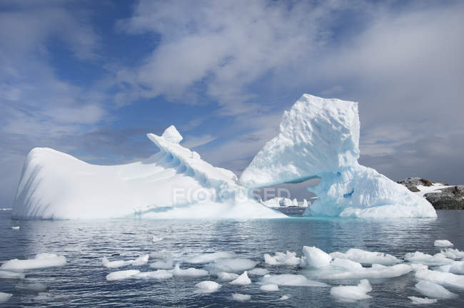 Icebergs flotando en el océano - foto de stock
