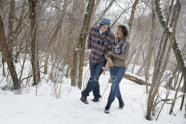 Couple bras à bras dans les bois d'hiver . — Photo de stock