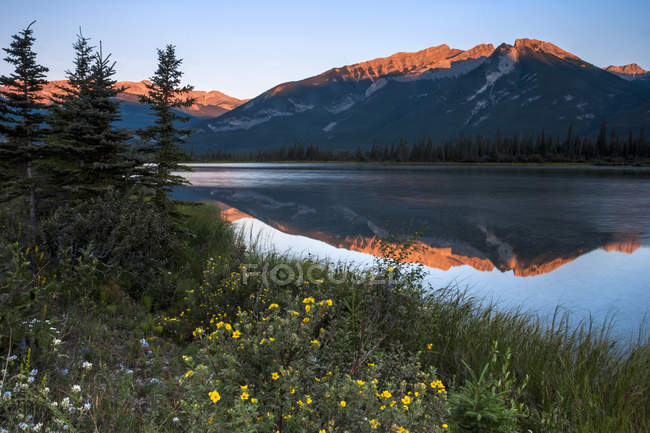 Montanhas refletidas no lago — Fotografia de Stock