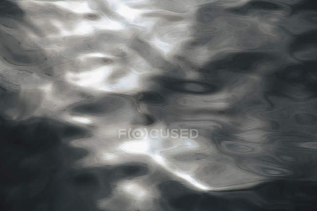 Primo piano della luce solare che riflette sull'acqua in movimento — Foto stock
