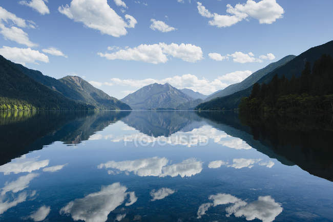 Mirror reflection of sky and clouds in water of Lake Crescent, Washington, USA — Stock Photo