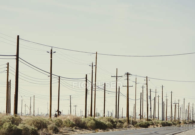 Pólos de utilidade no campo de petróleo Midway-Sunset na Califórnia, EUA — Fotografia de Stock