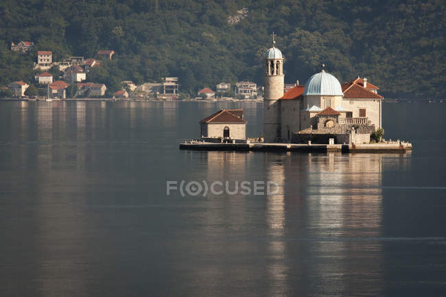 Chiesa sull'isola nella baia di Kotor in Montenegro . — Foto stock
