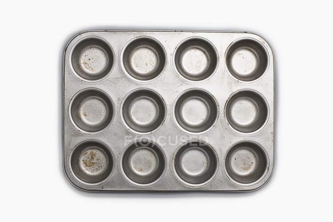 Stagno di muffin stagionato ben utilizzato su sfondo bianco . — Foto stock