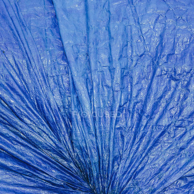 Blaues Planenmaterial drapiert, voller Rahmen. — Stockfoto