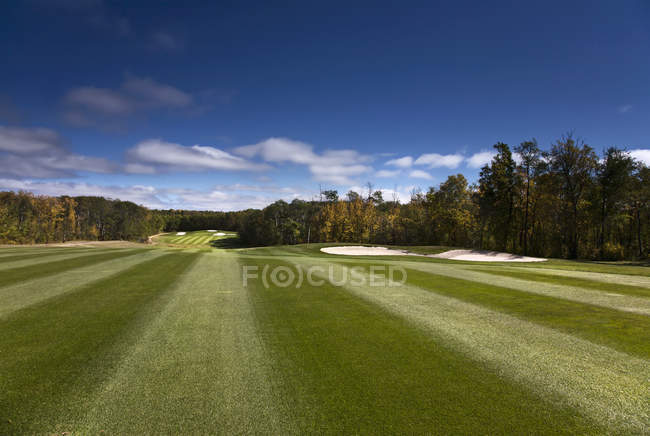 Green and sunny fairway at golf course in country of Saskatchewan, Canada. — Stock Photo