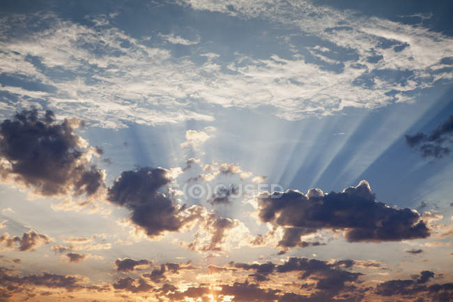 Coucher de soleil avec nuages rassemblés dans le ciel, plein cadre . — Photo de stock