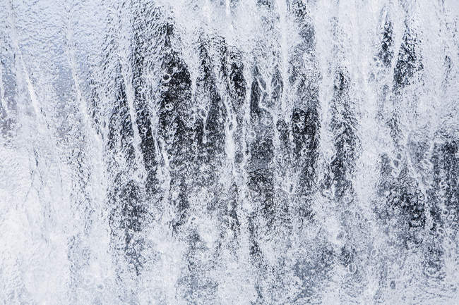 Corriente de agua que fluye sobre el acantilado de cascada
. - foto de stock