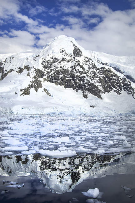 Bergige, schneebedeckte Landschaft der Antarktis. — Stockfoto