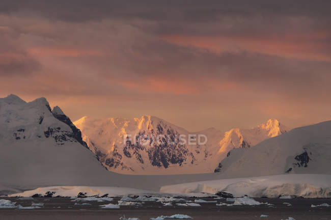Tramonto sul paesaggio montagnoso dell'Antartide . — Foto stock