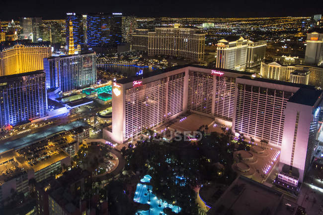 Высокоугольный вид на Лас-Вегас с освещенным отелем и казино . — стоковое фото