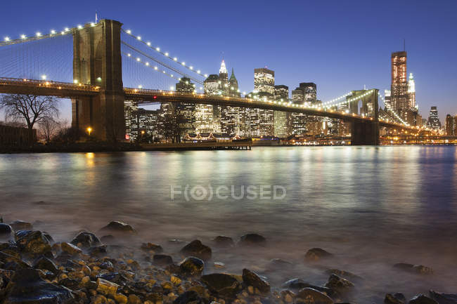 Нічний погляд по відношенню до Манхеттена з Manhattan Bridge spanning Рівер, Нью-Йорк, США. — стокове фото