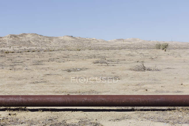 Elevado oleoduto no campo de petróleo Midway-Sunset na Califórnia, EUA — Fotografia de Stock