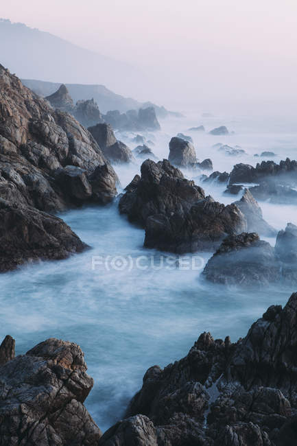 Ondas batendo contra a costa rochosa na costa do Oceano Pacífico . — Fotografia de Stock