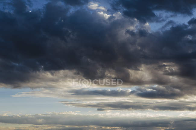 Nubes oscuras al atardecer en el cielo — Stock Photo