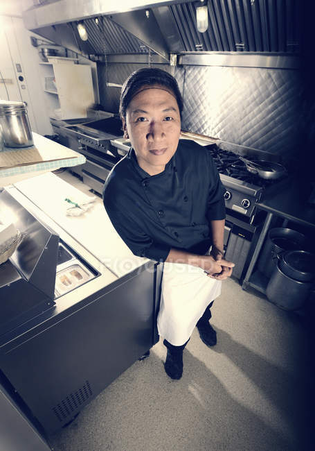 Чоловічий кухар позує на кухні комерційного ресторану . — стокове фото
