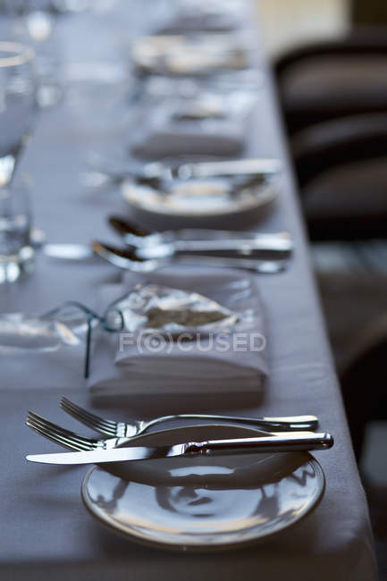 Close-up de louças e talheres na mesa . — Fotografia de Stock