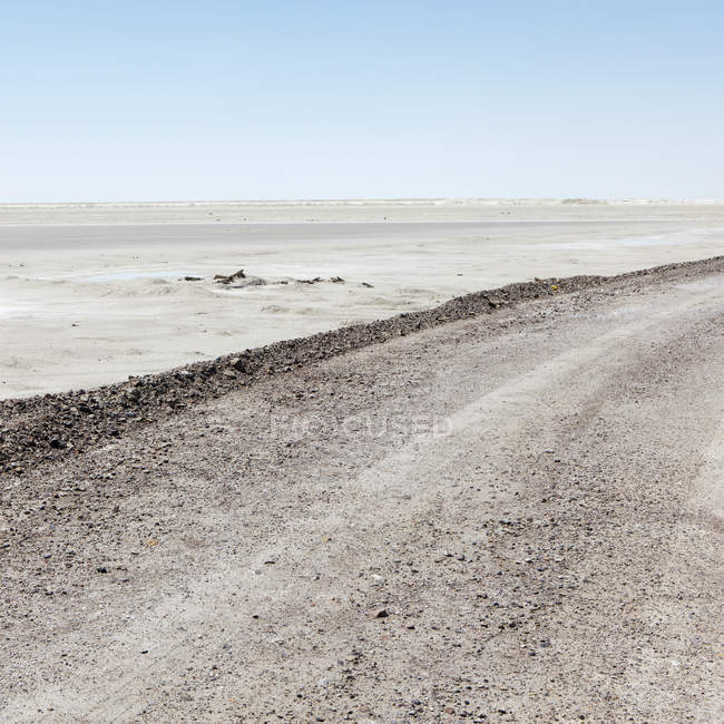 Dirt road through desert bareness in Utah, États-Unis . — Photo de stock