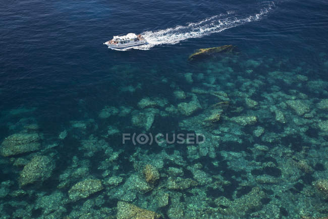 Vista ad alto angolo della nave da crociera su acque calme e limpide del Mar Mediterraneo
. — Foto stock