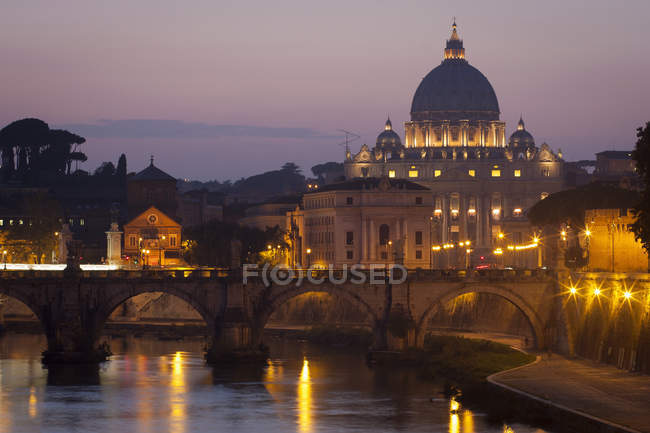 Fiume Tevere e Basilica di San Pietro a Città del Vaticano, Roma al crepuscolo in Italia
. — Foto stock