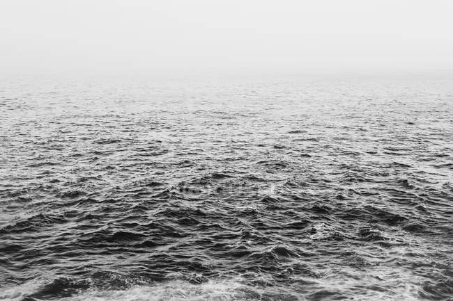 Schwerer Nebel hebt sich aus abgehacktem Wasser des Pazifischen Ozeans. — Stockfoto