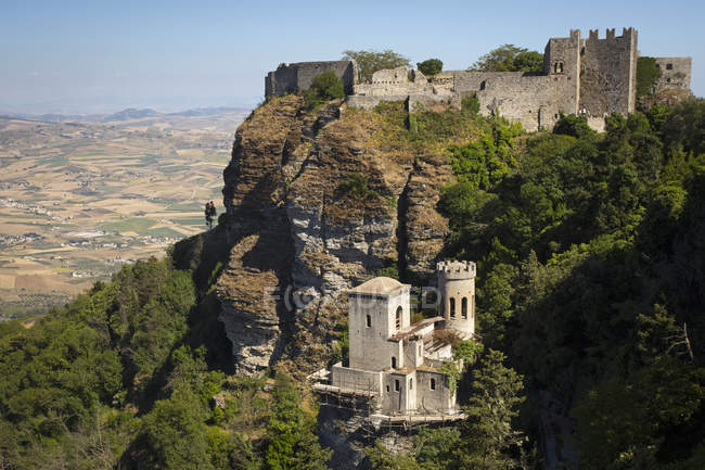 Castillo medieval en la ladera de Erice, Sicilia, Italia . - foto de stock