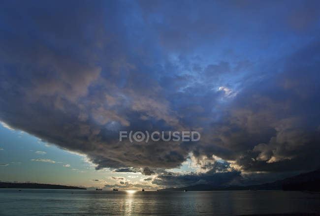 Tramonto e paesaggio nuvoloso sulla superficie calma del mare . — Foto stock